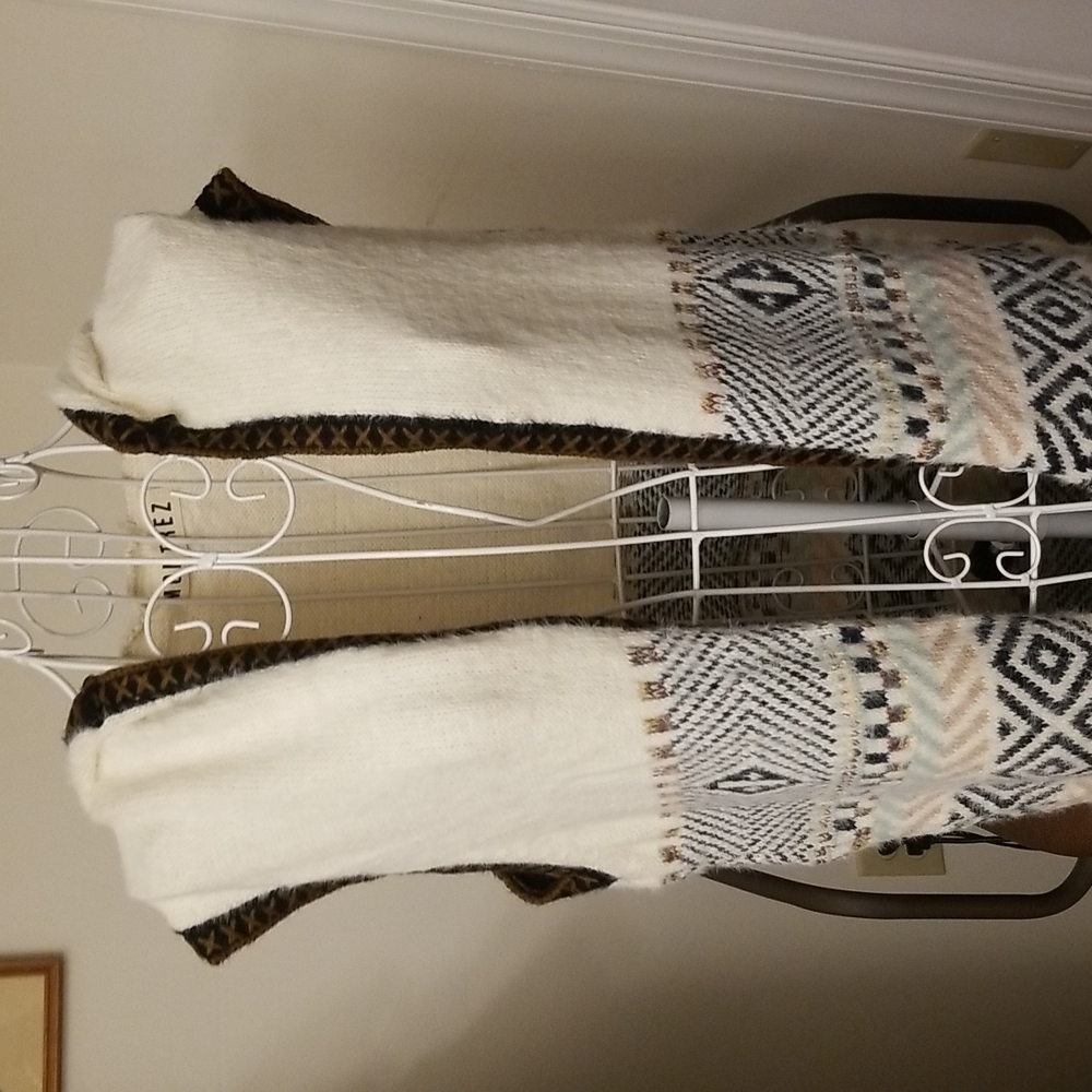 ONE LEFT. SIZE SMALL 🎁TRENDY Absolutely Gorgeous Sweater Vest - Picture 5 of 6